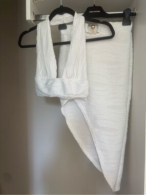 Matching Set Skirt Crop Halter Top White & Gold Wave Texture Pattern